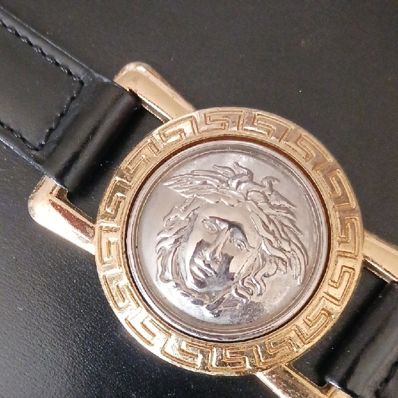 Gianni Versace Vintage Elegant Black Shoulder Bag with Gold Accents - Picture 3 of 8